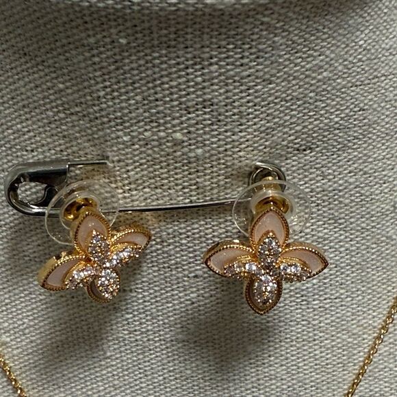 NWOT Clover Flower GoldTone Pendant Necklace & Matching Post Earrings. - Picture 6 of 9